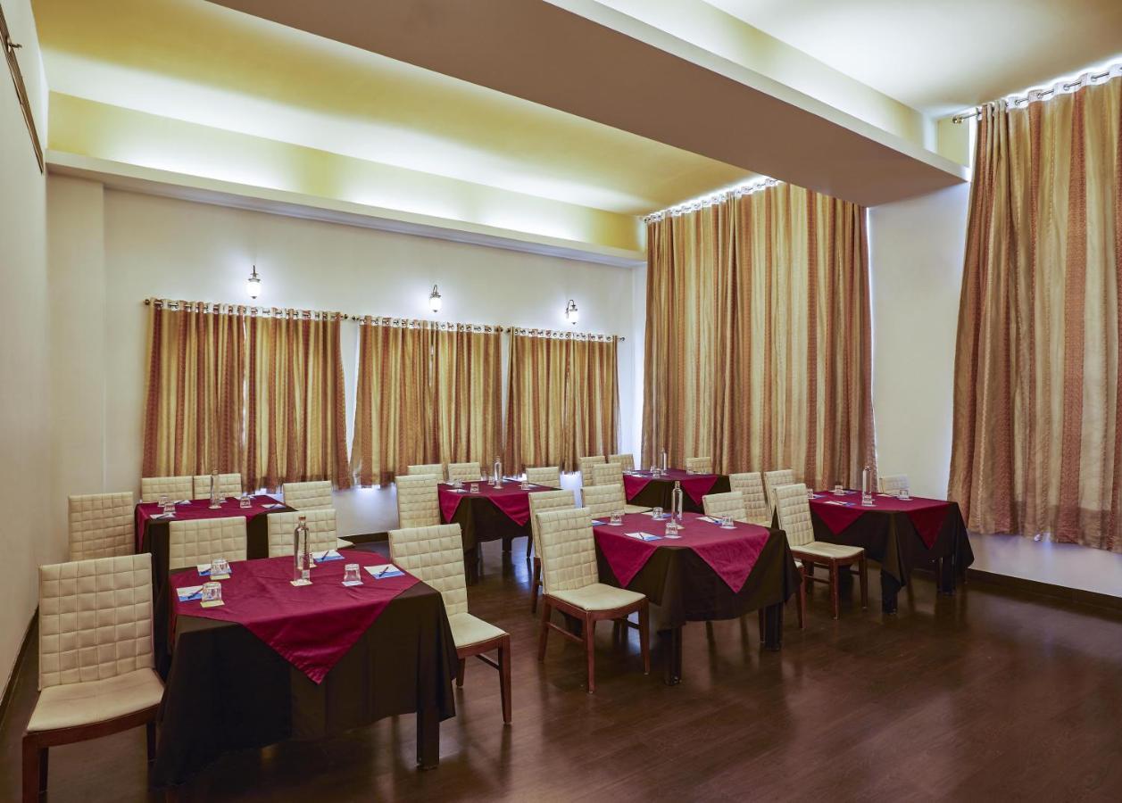 Hotel Club Mahindra Udaipur Esterno foto