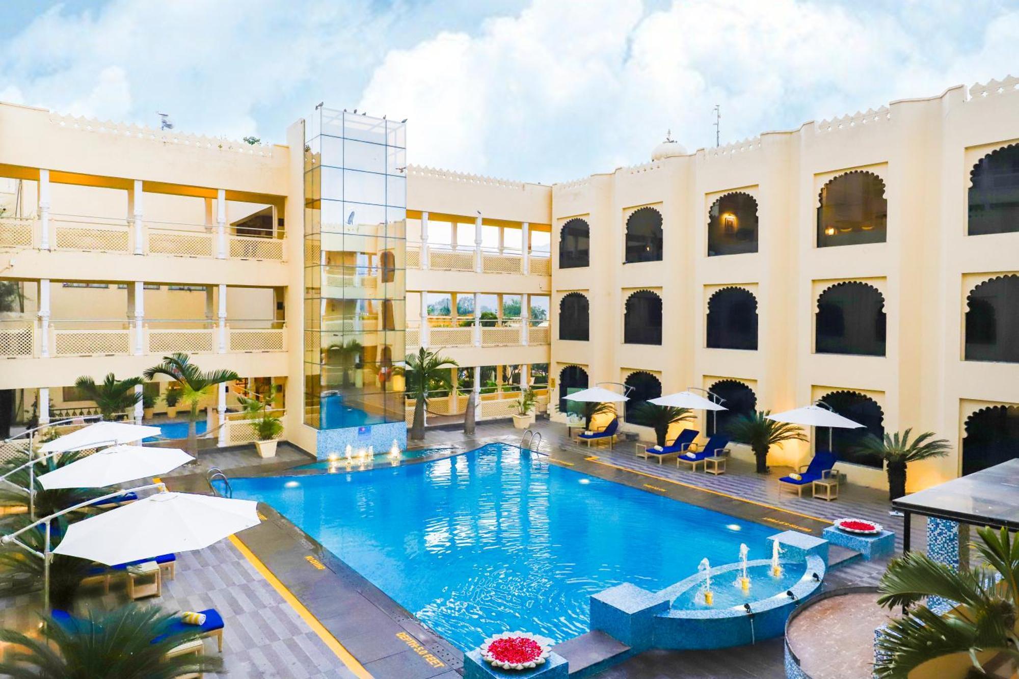 Hotel Club Mahindra Udaipur Esterno foto