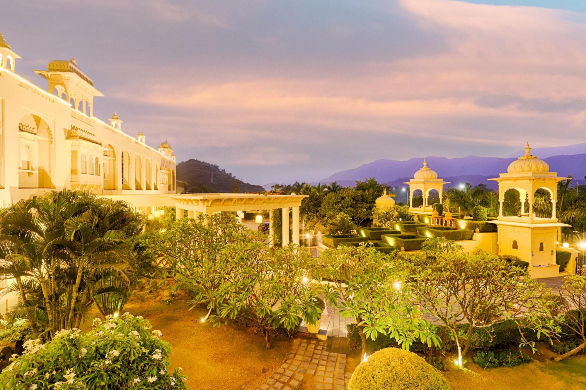 Hotel Club Mahindra Udaipur Esterno foto