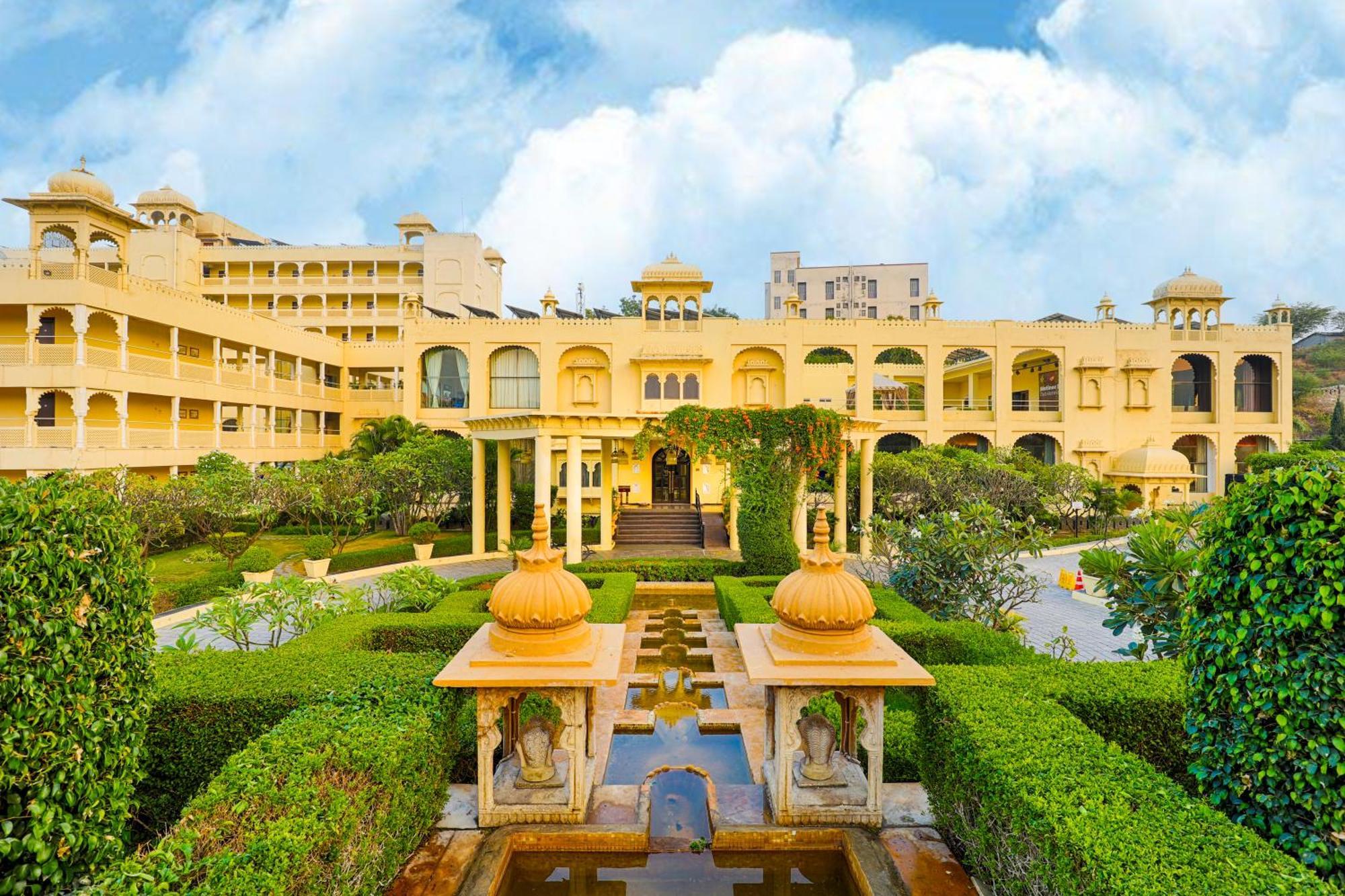 Hotel Club Mahindra Udaipur Esterno foto