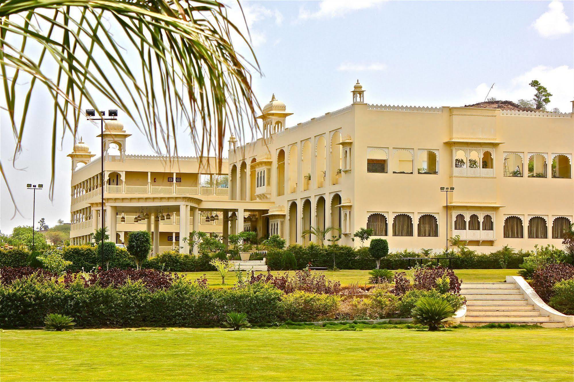 Hotel Club Mahindra Udaipur Esterno foto