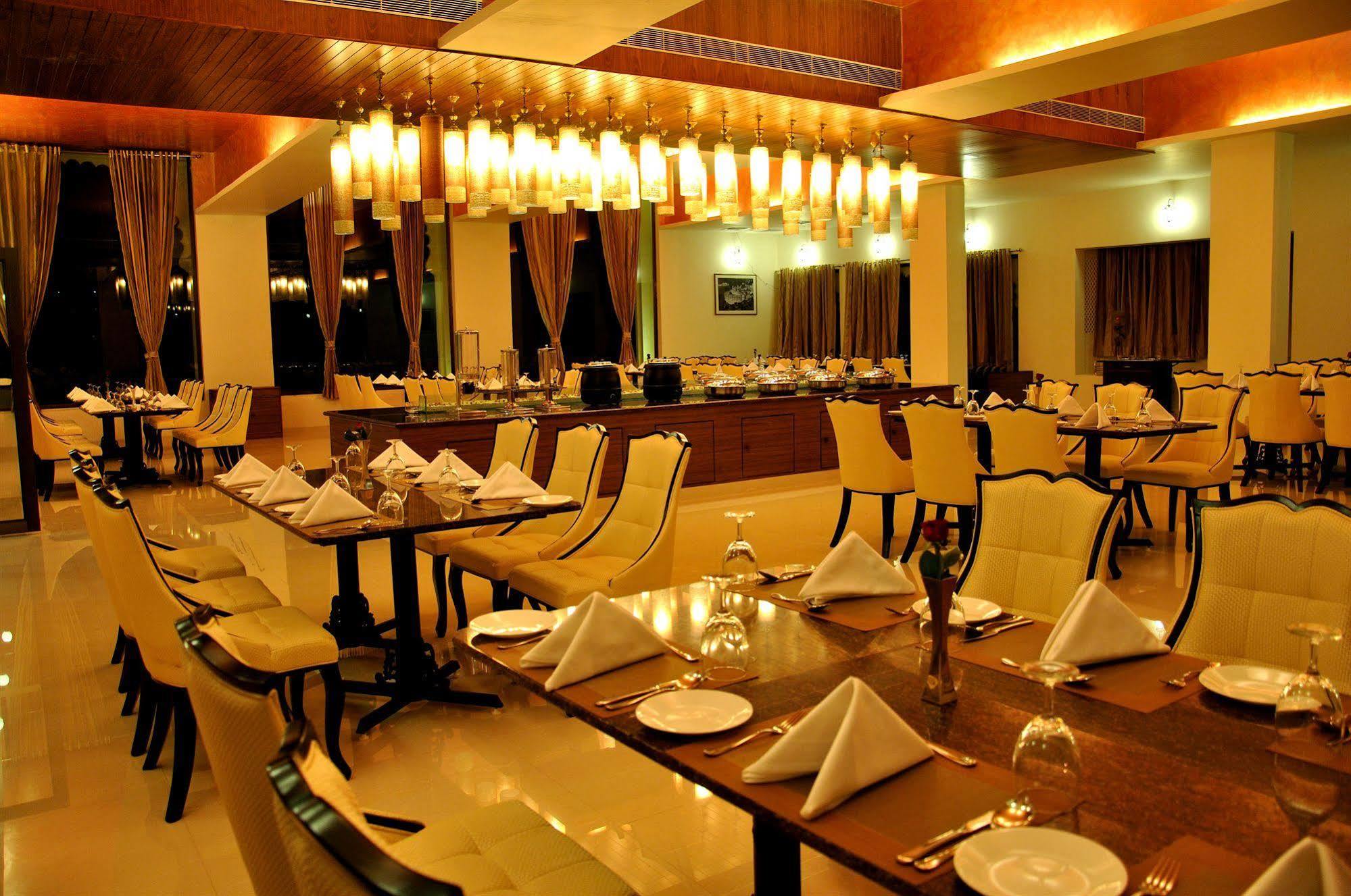 Hotel Club Mahindra Udaipur Esterno foto