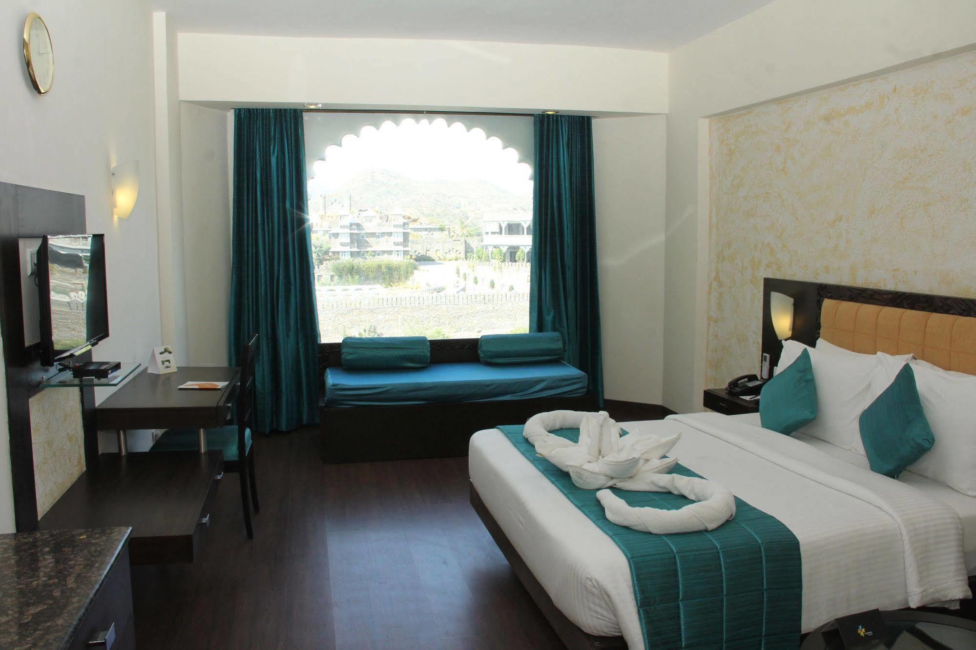 Hotel Club Mahindra Udaipur Esterno foto