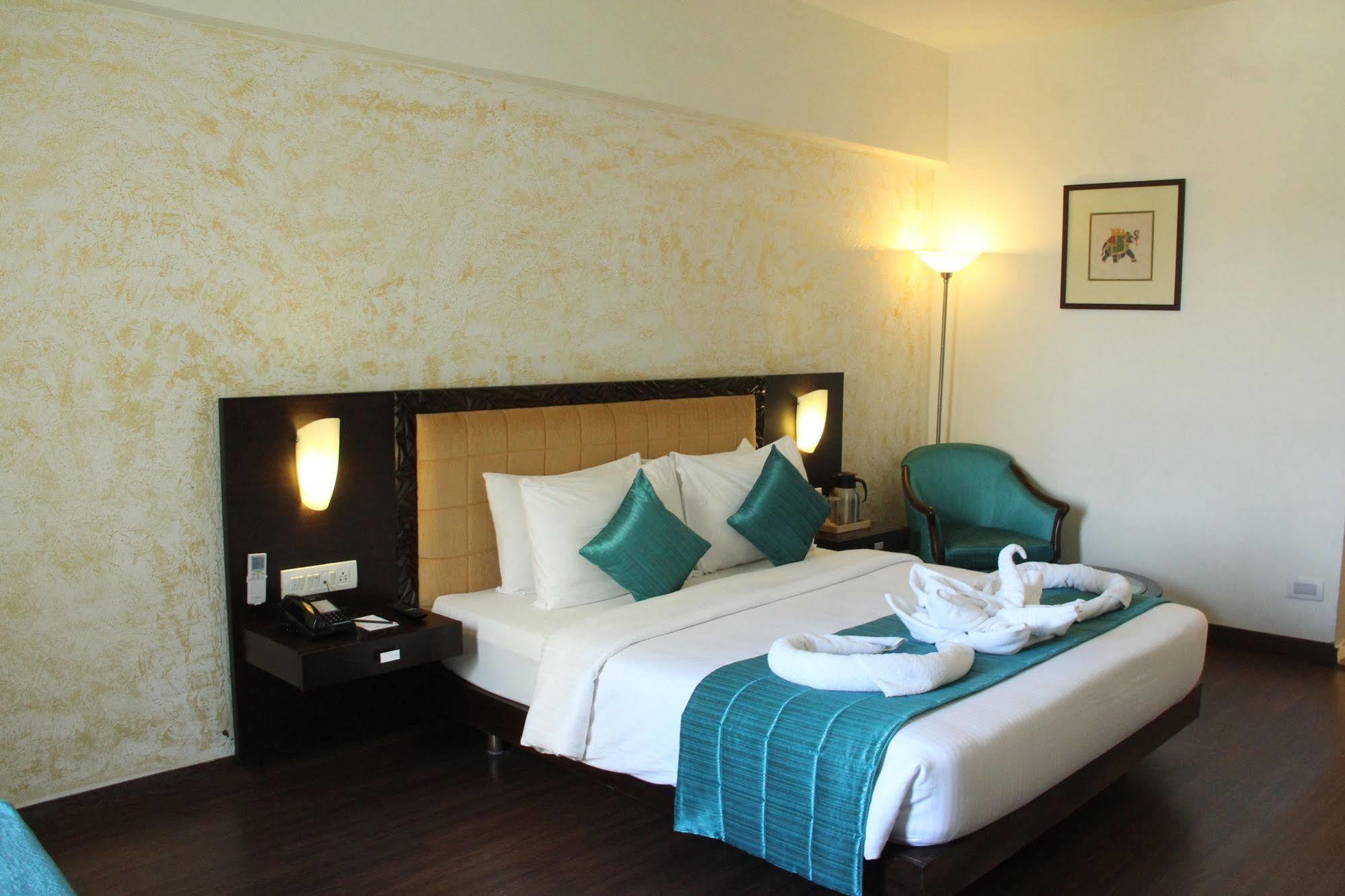 Hotel Club Mahindra Udaipur Esterno foto
