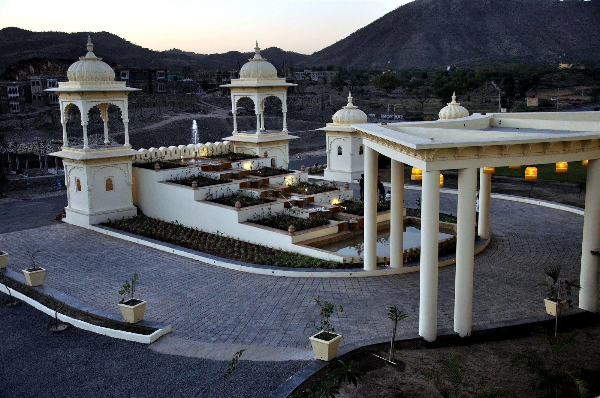 Hotel Club Mahindra Udaipur Esterno foto